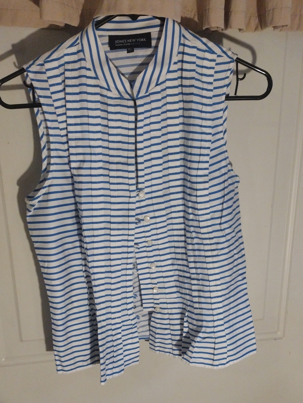 Jones New York White and Blue Striped Sleeveless Button Front Top